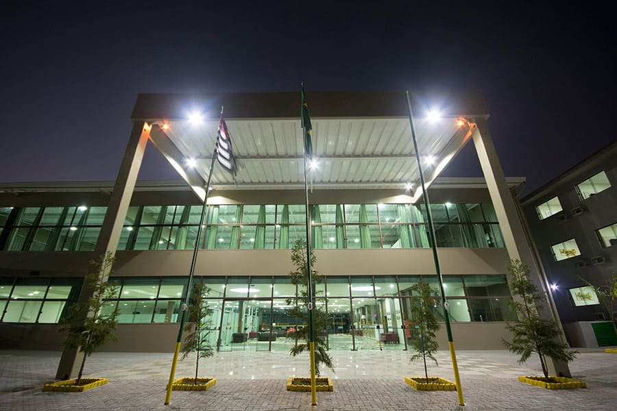 Fachada do Hotel Golden Park Sorocaba à noite