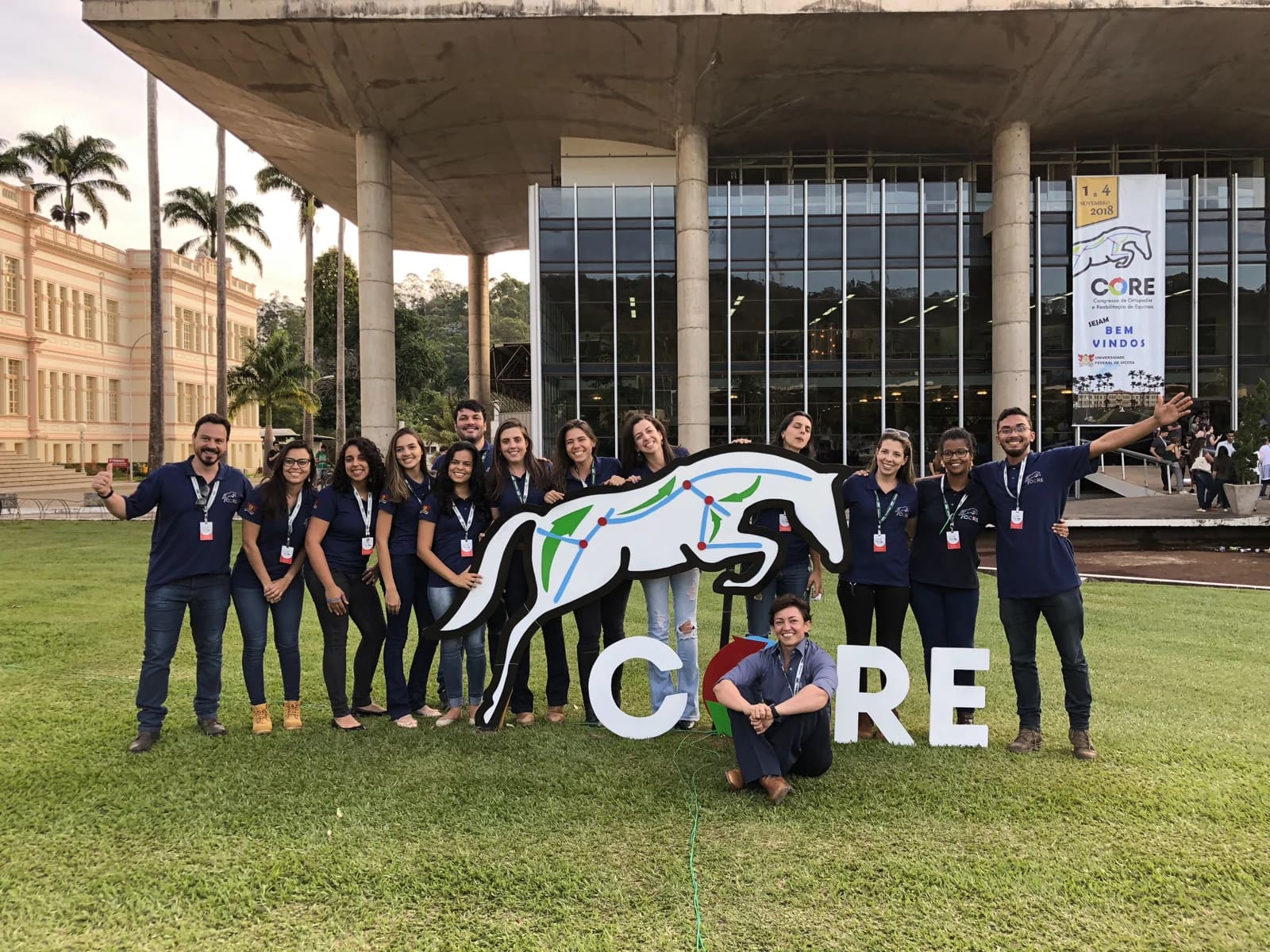 Equipe do CORE 2018 diante da Universidade Federal de Viçosa